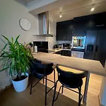 Central Apartment - 2 Bedrooms - 2 Bathrooms - Balcony - Parking - Close To Ons