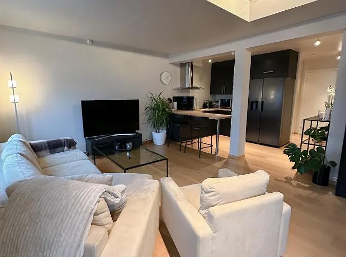 Central Apartment - 2 Bedrooms - 2 Bathrooms - Balcony - Parking - Close To Ons