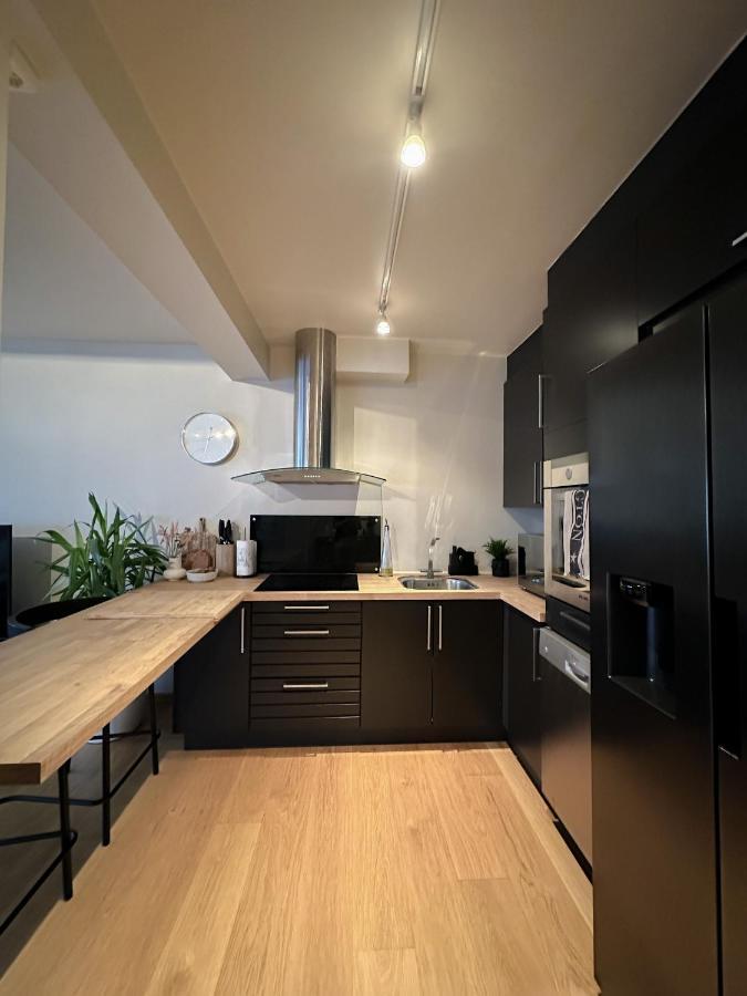 Apartment Central - 2 Bedrooms - 2 Bathrooms - Balcony - Parking - Close To Ons *